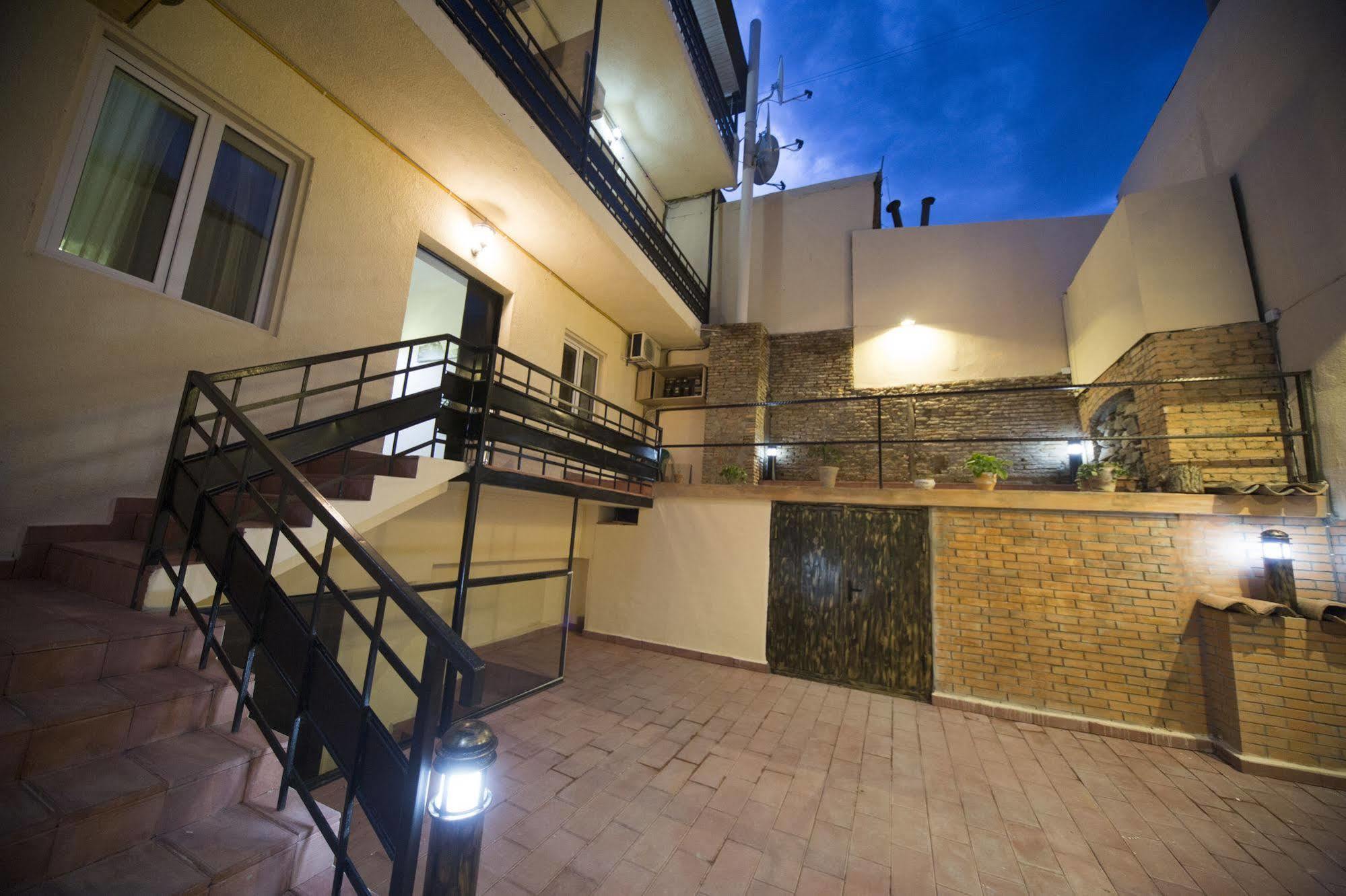 טביליסי Log Inn Boutique Hotel מראה חיצוני תמונה
