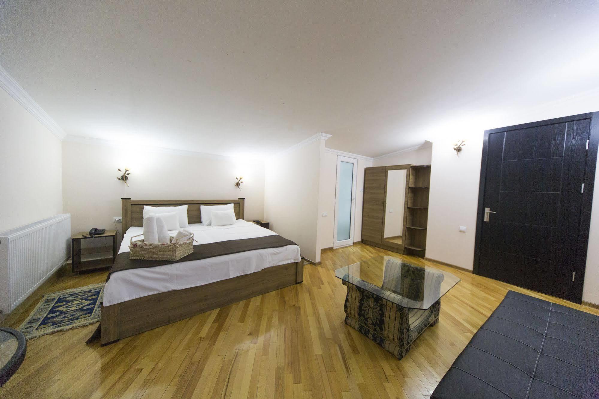 טביליסי Log Inn Boutique Hotel מראה חיצוני תמונה