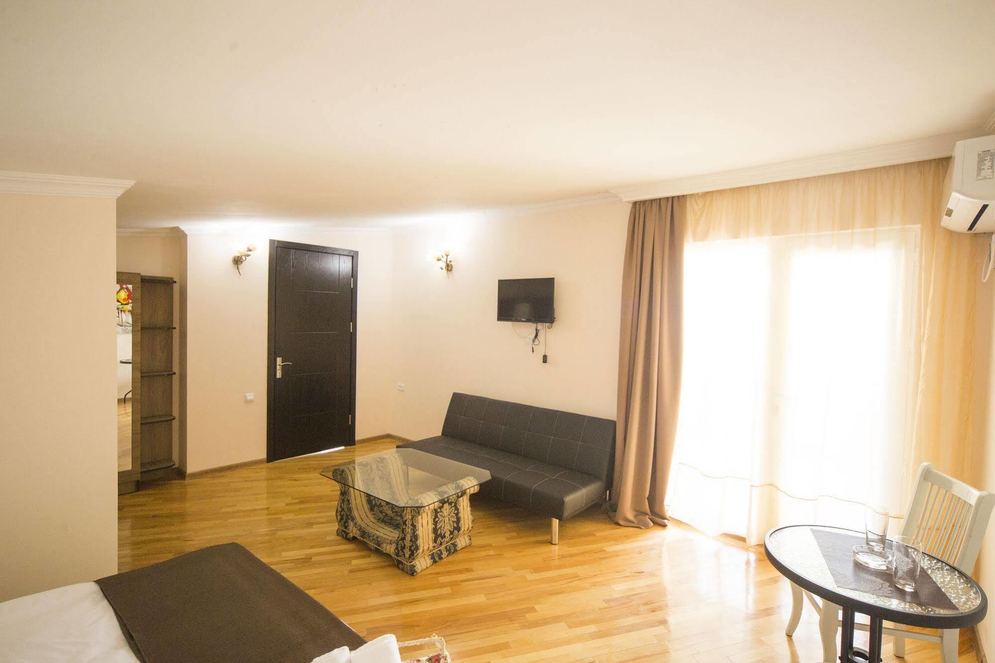 טביליסי Log Inn Boutique Hotel מראה חיצוני תמונה