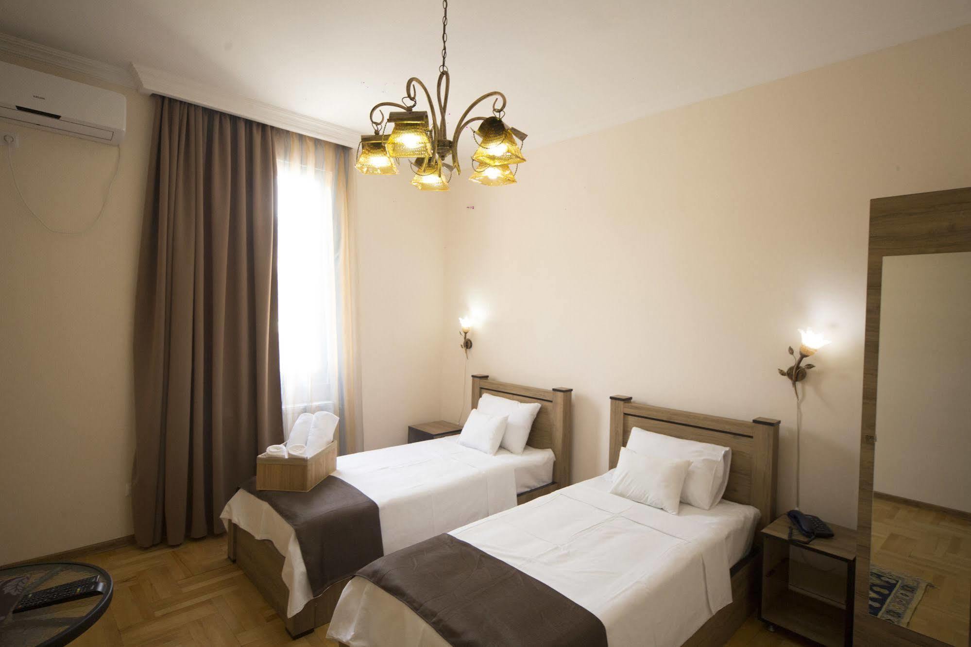 טביליסי Log Inn Boutique Hotel מראה חיצוני תמונה