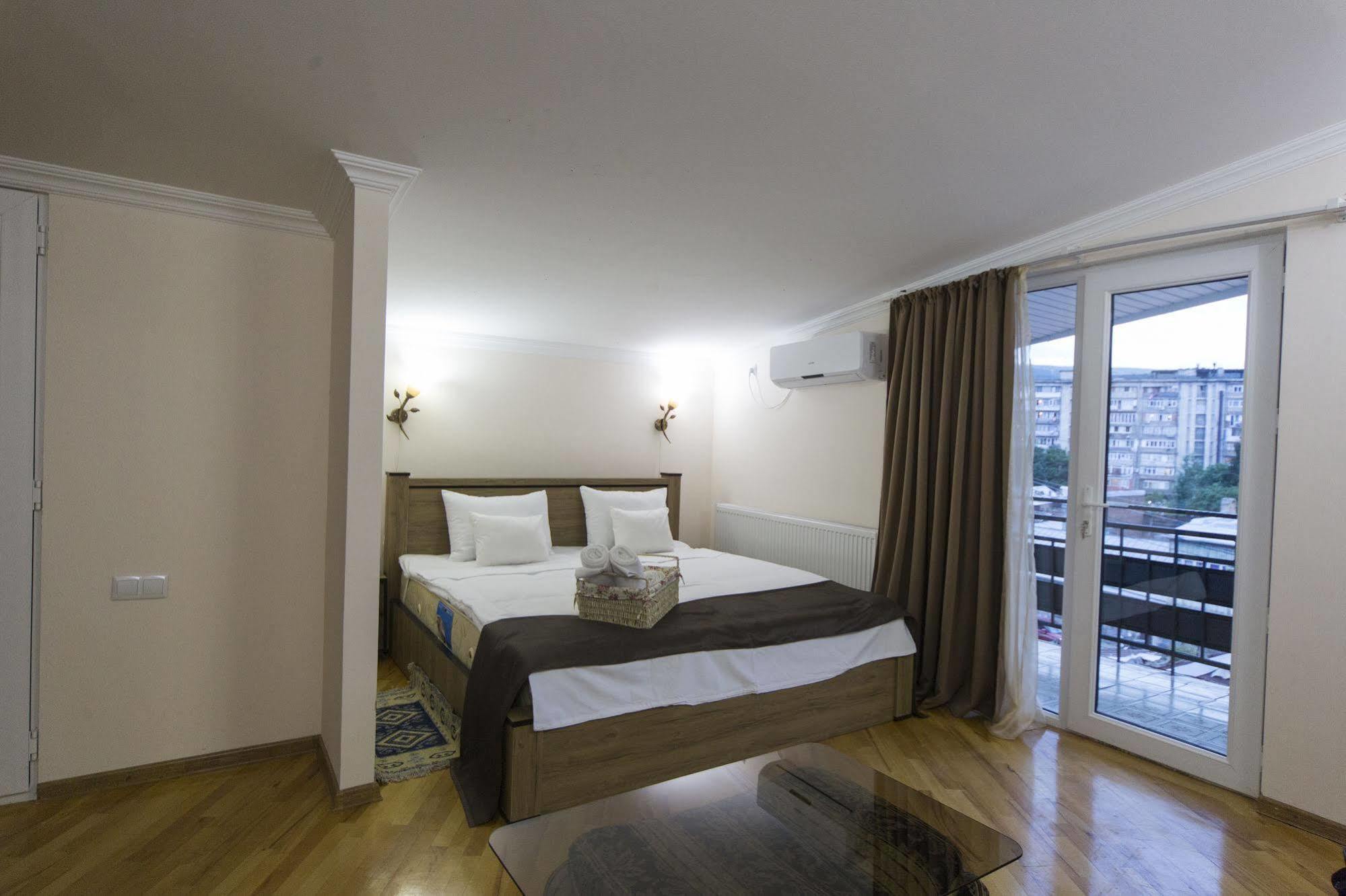 טביליסי Log Inn Boutique Hotel מראה חיצוני תמונה