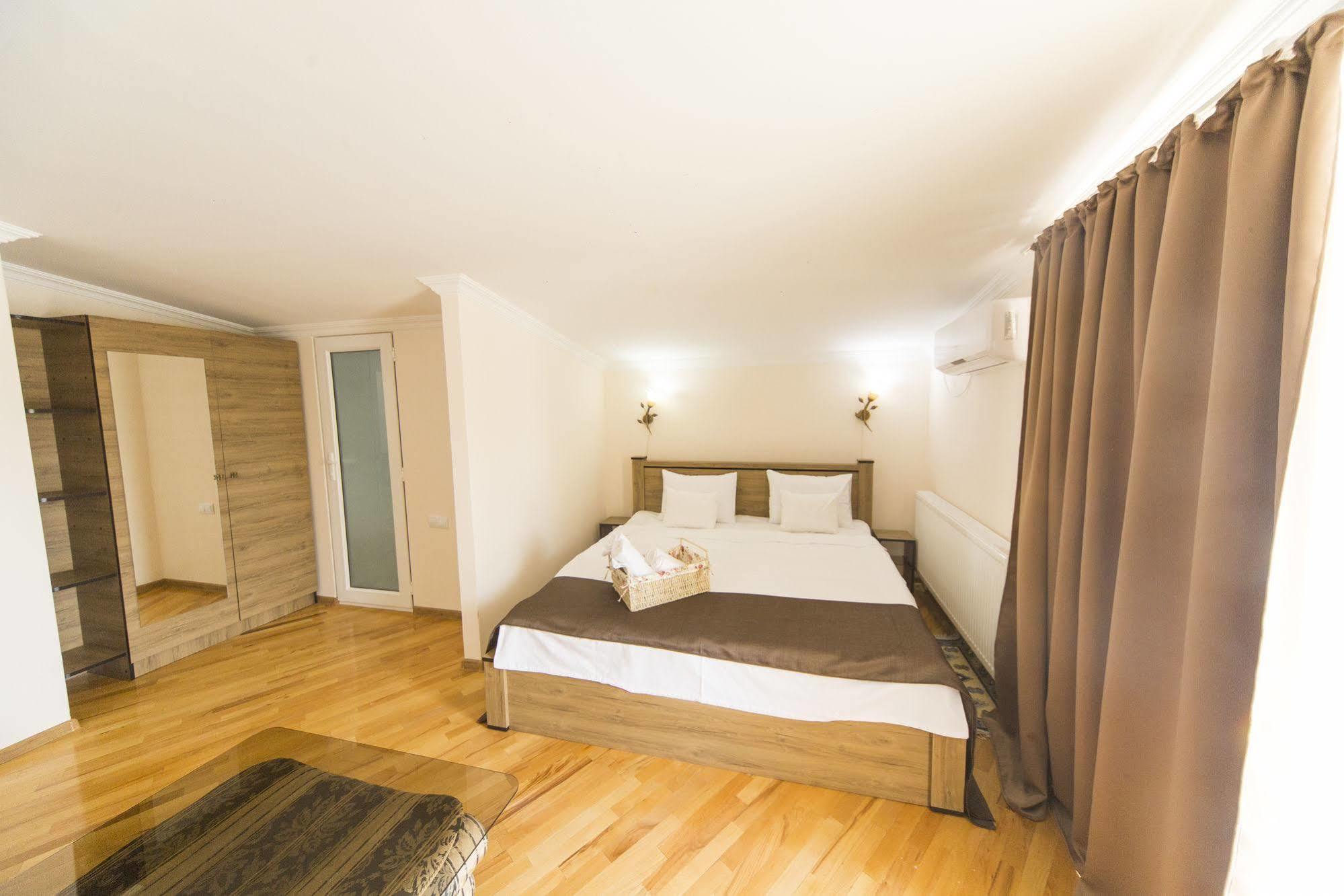 טביליסי Log Inn Boutique Hotel מראה חיצוני תמונה