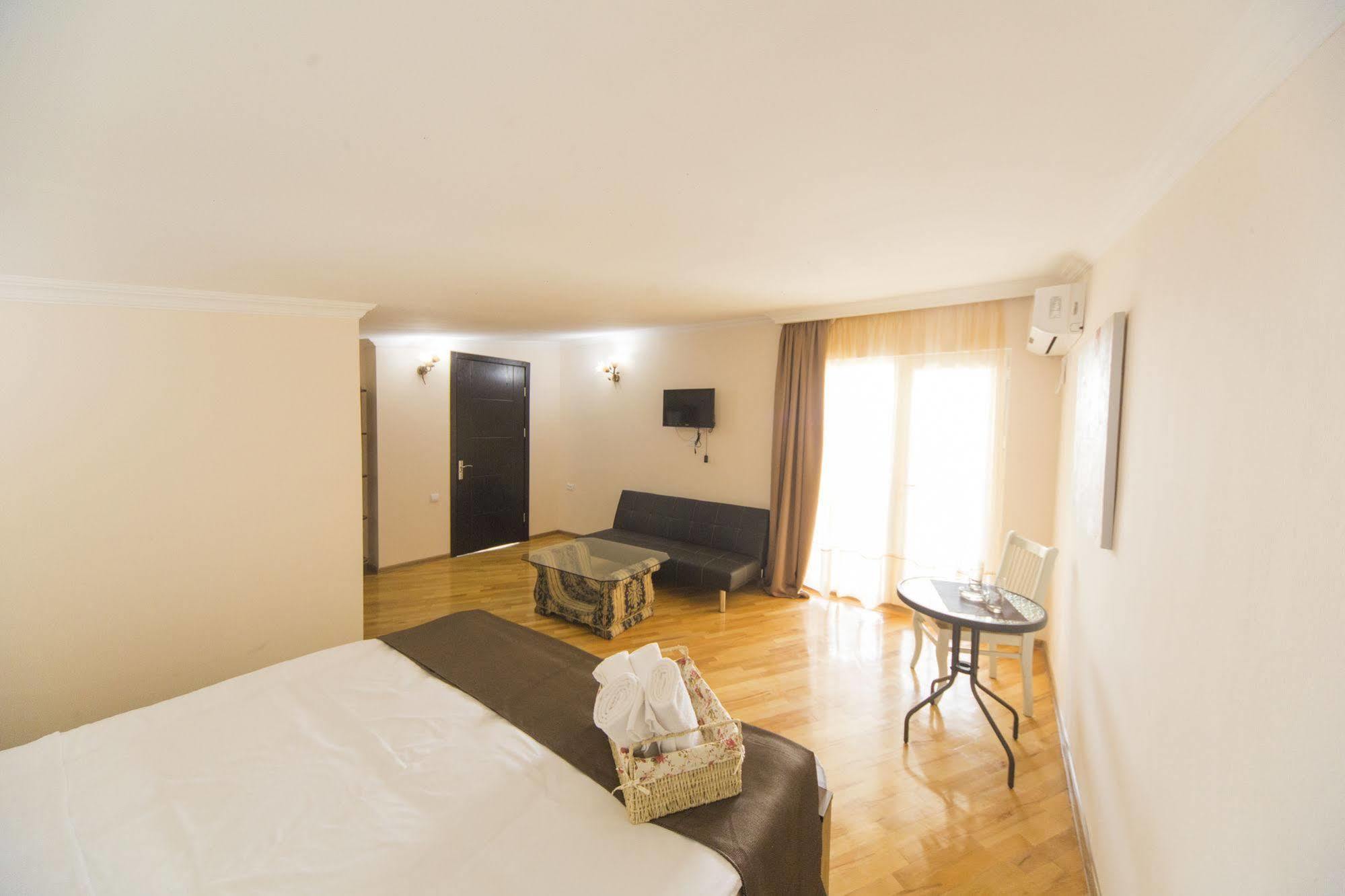 טביליסי Log Inn Boutique Hotel מראה חיצוני תמונה