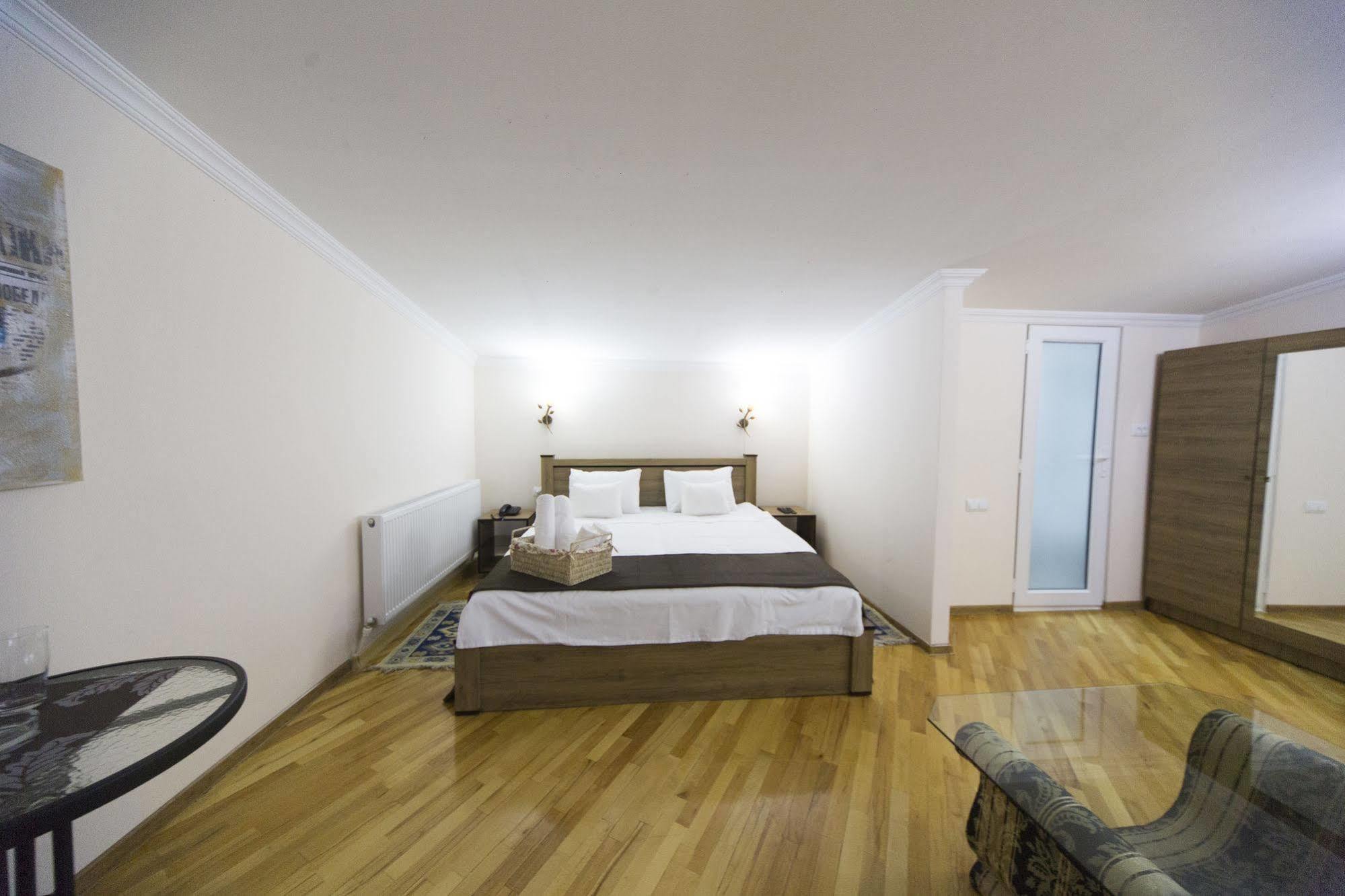 טביליסי Log Inn Boutique Hotel מראה חיצוני תמונה