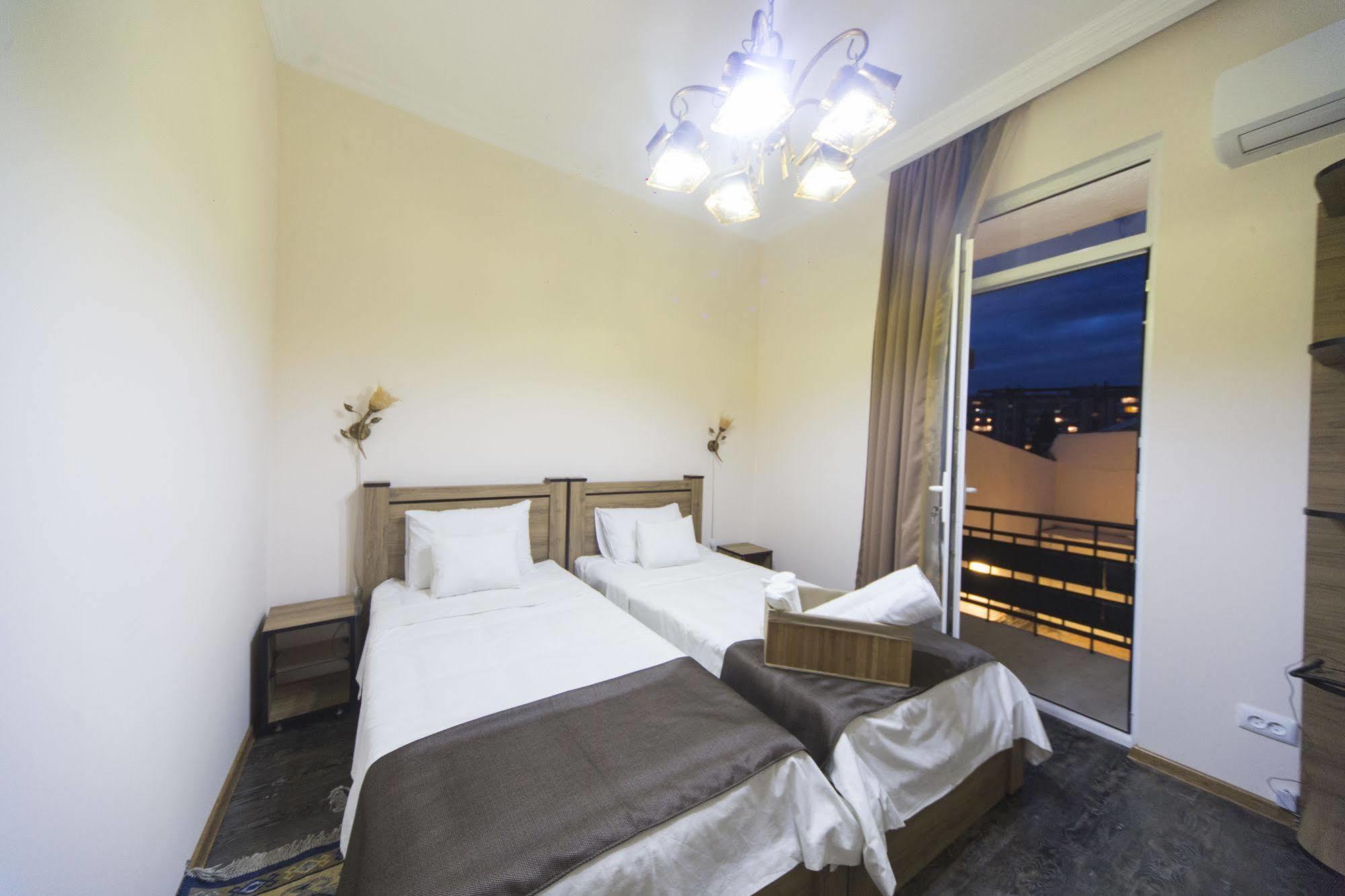 טביליסי Log Inn Boutique Hotel מראה חיצוני תמונה
