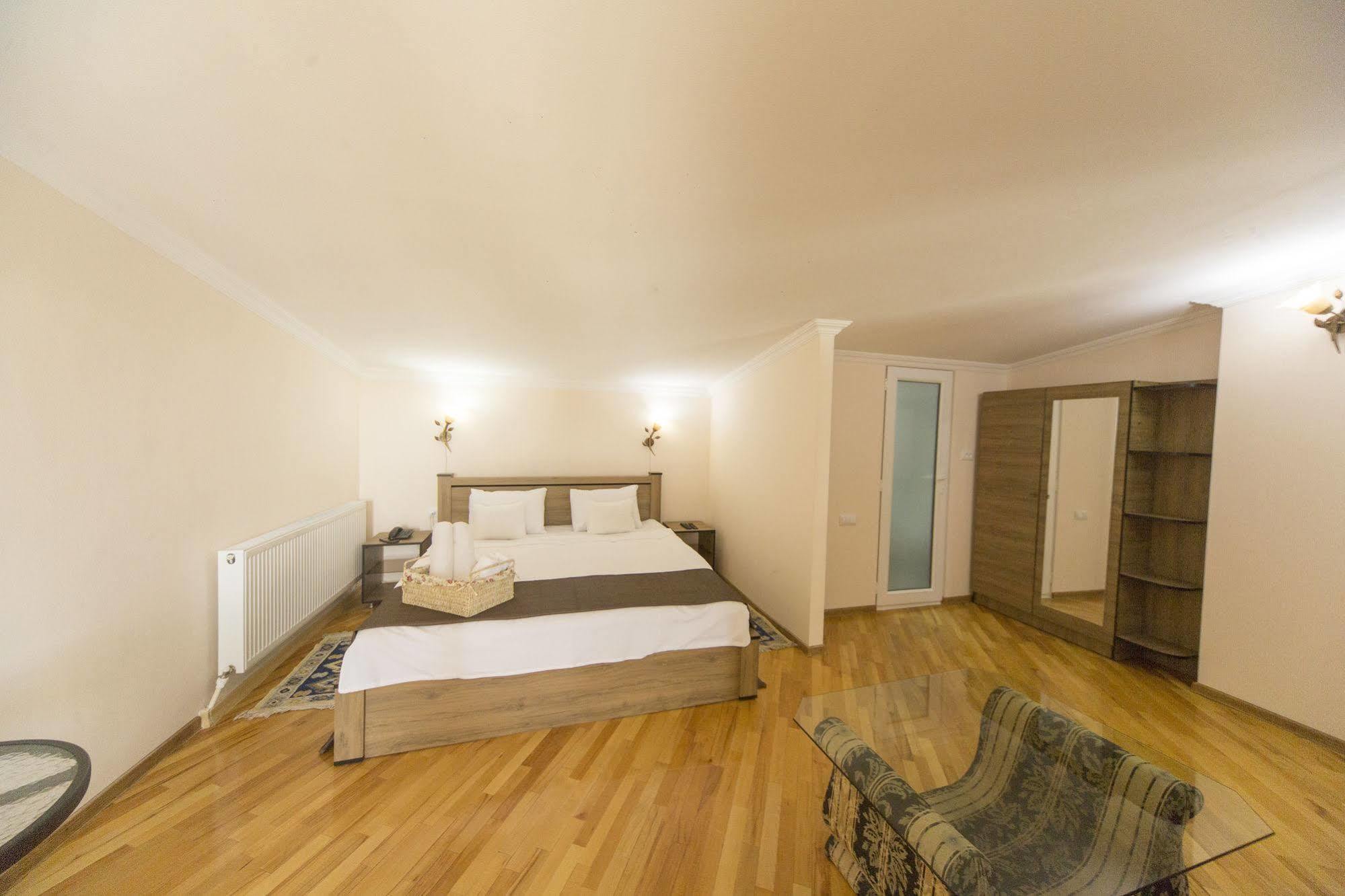 טביליסי Log Inn Boutique Hotel מראה חיצוני תמונה