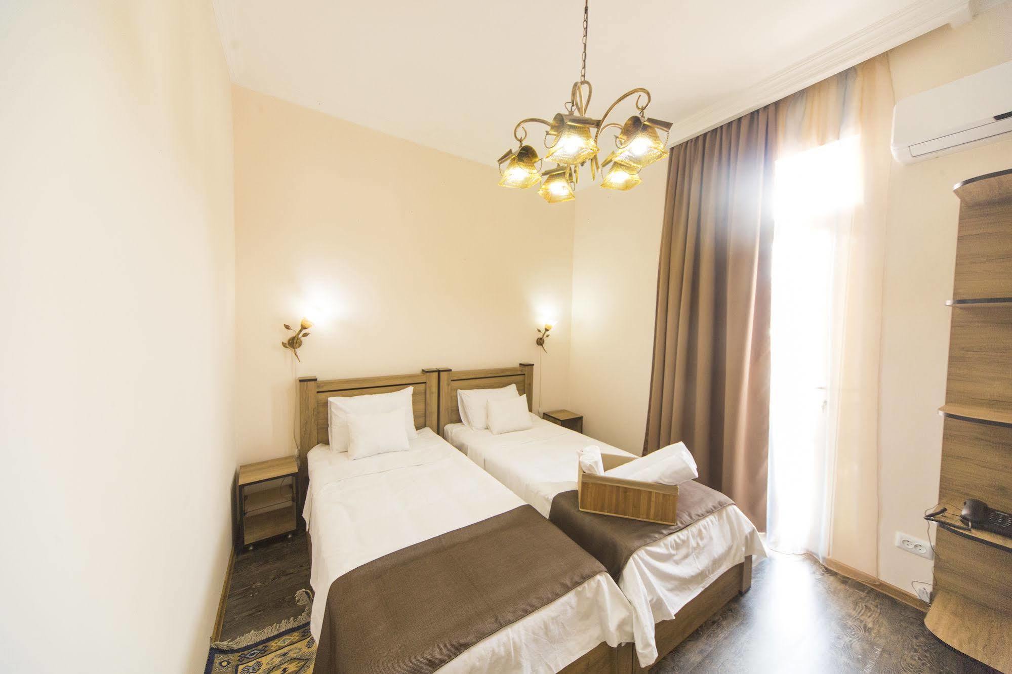 טביליסי Log Inn Boutique Hotel מראה חיצוני תמונה