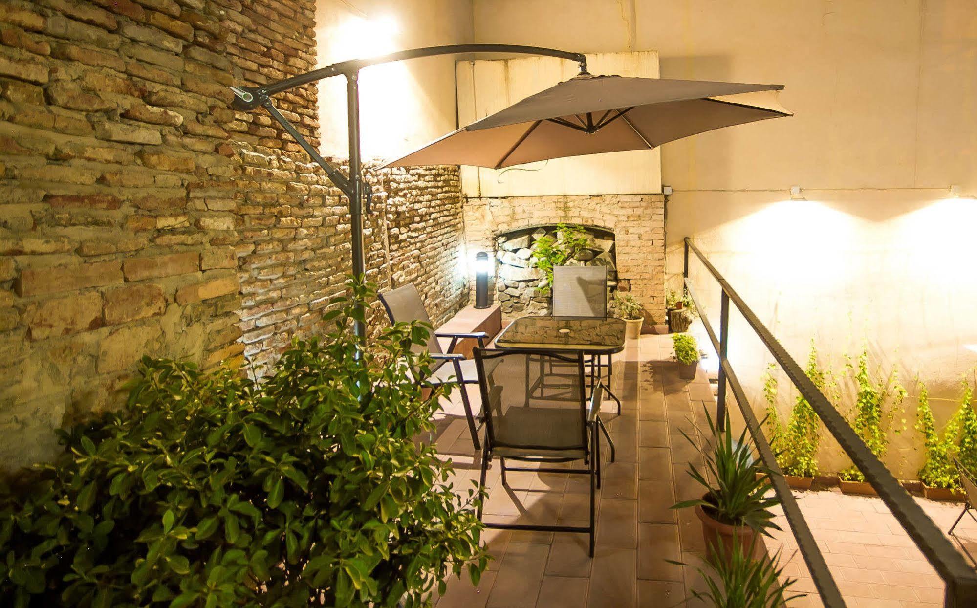טביליסי Log Inn Boutique Hotel מראה חיצוני תמונה