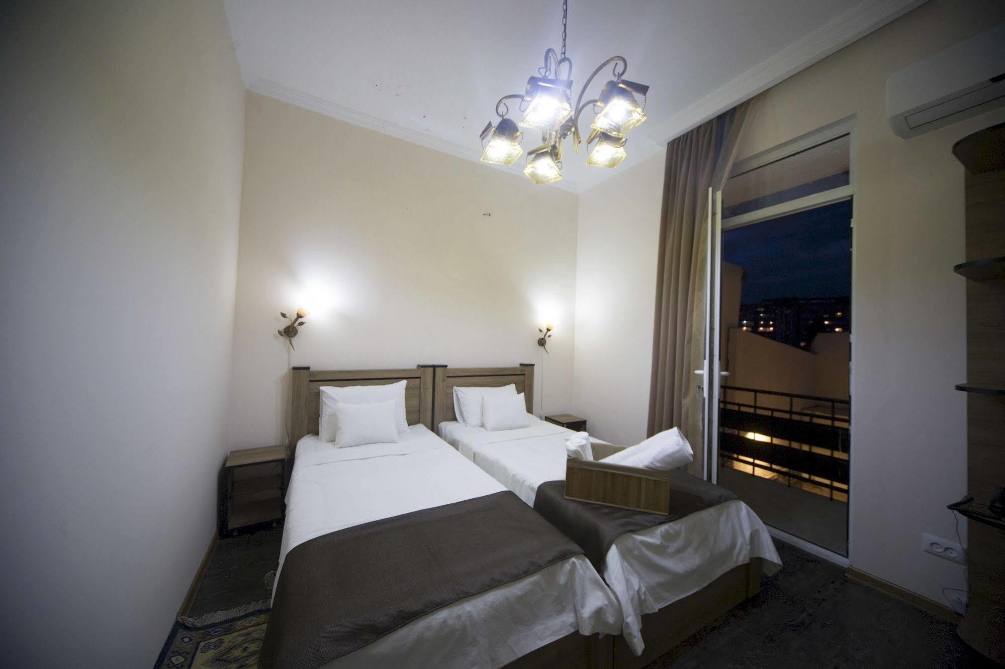 טביליסי Log Inn Boutique Hotel מראה חיצוני תמונה